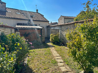 Maison à vendre à Matha, Charente-Maritime - 170.000 € - photo 2
