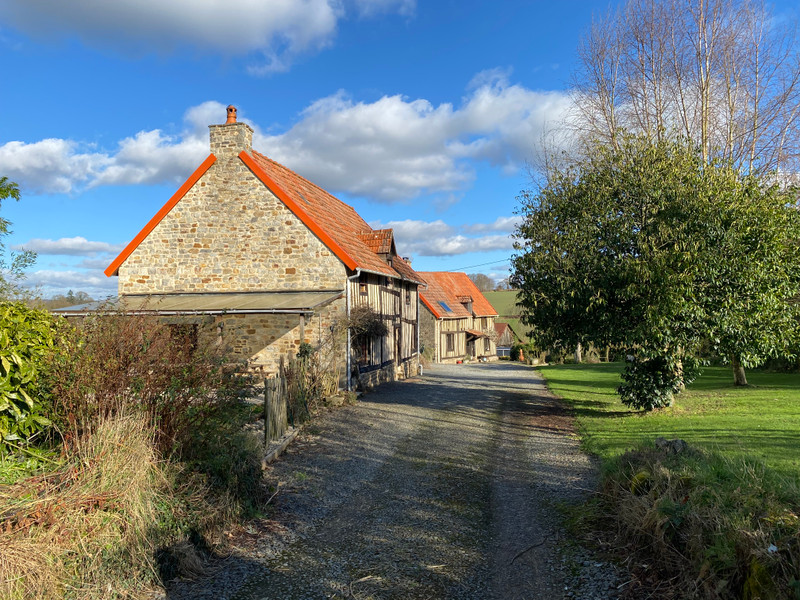 Maison à vendre à Isigny-le-Buat, Manche - 328.600 € - photo 1