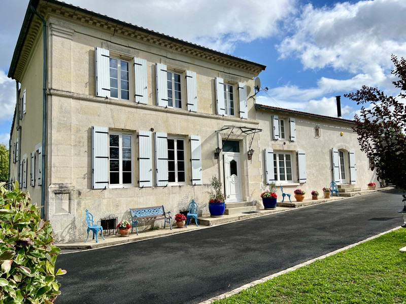 Maison à vendre à Pérignac, Charente-Maritime - 570.000 € - photo 1
