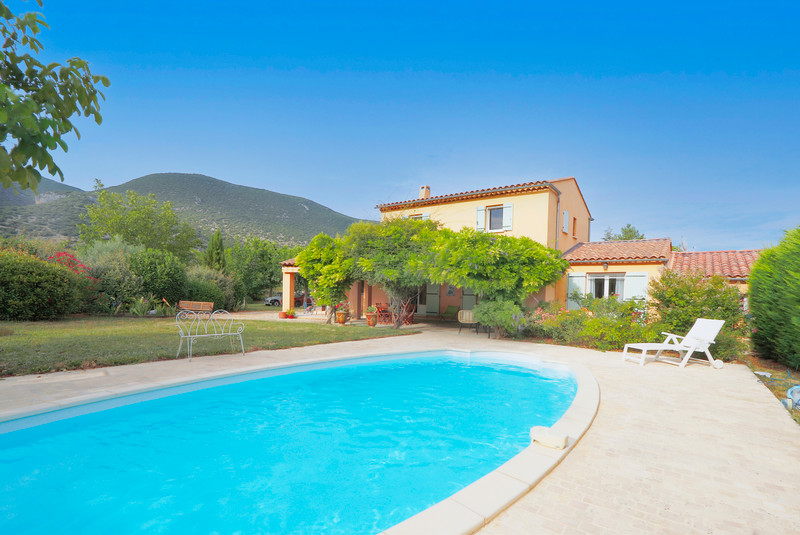 Maison à vendre à Rustrel, Vaucluse - 395 000 € - photo 1 Maison à vendre à Rustrel, Vaucluse - 395 000 € - photo 1