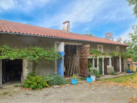 Propriété à vendre à Terres-de-Haute-Charente, Charente - 125 000 € - photo n°2