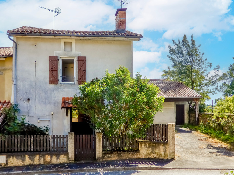 Maison à vendre à Massignac, Charente - 51 600 € - photo 1
