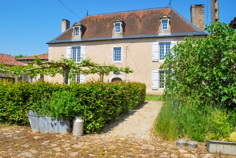 French property for sale in Luchapt, Vienne - €530,000 - photo 0