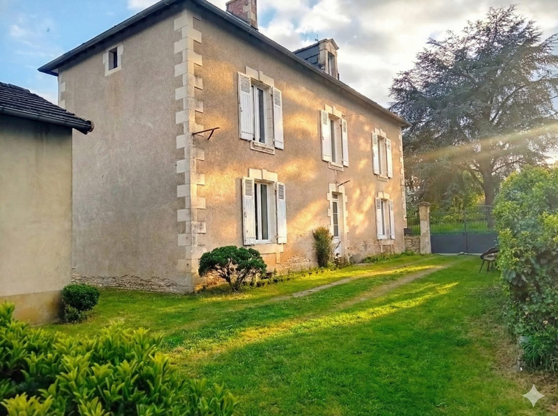 French property for sale in Saint-Martin-l'Ars, Vienne - €249,999 - photo 0