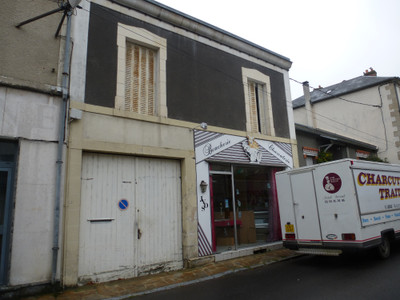 Commerce à vendre à Saint-Sulpice-les-Feuilles, Haute-Vienne, Limousin, avec Leggett Immobilier