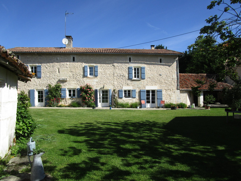 Maison à vendre à La Rochebeaucourt-et-Argentine, Dordogne - 904 060 € - photo 1