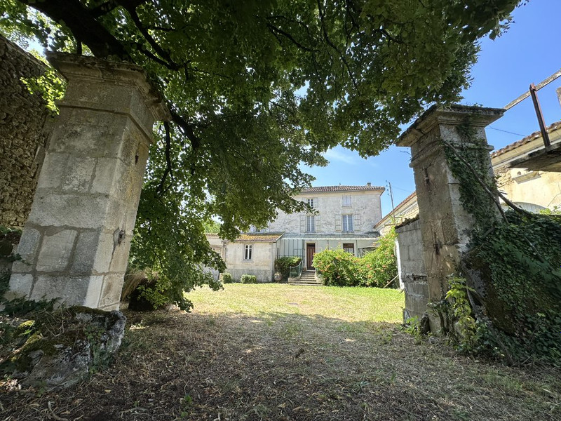 French property for sale in Saint-Simeux, Charente - €392,000 - photo 3