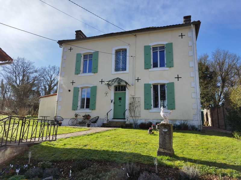 Maison à vendre à Lorigné, Deux-Sèvres - 320.000 € - photo 1