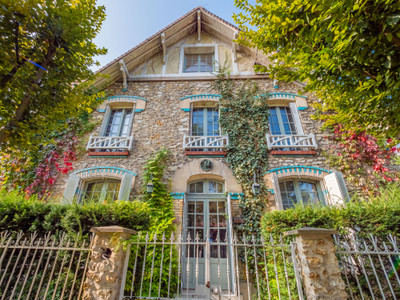Propriété historique rénovée sur île privée, 500m² / 6 chambres. Terrain 2600m². Accès La Défense et St Lazare
