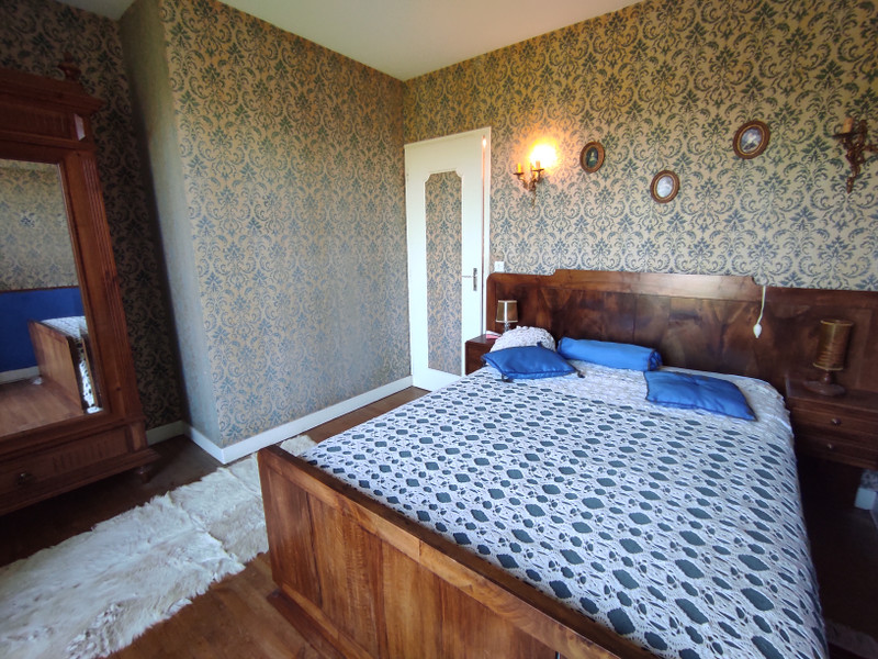House for sale in ChampagneMouton Charente Village house with 5