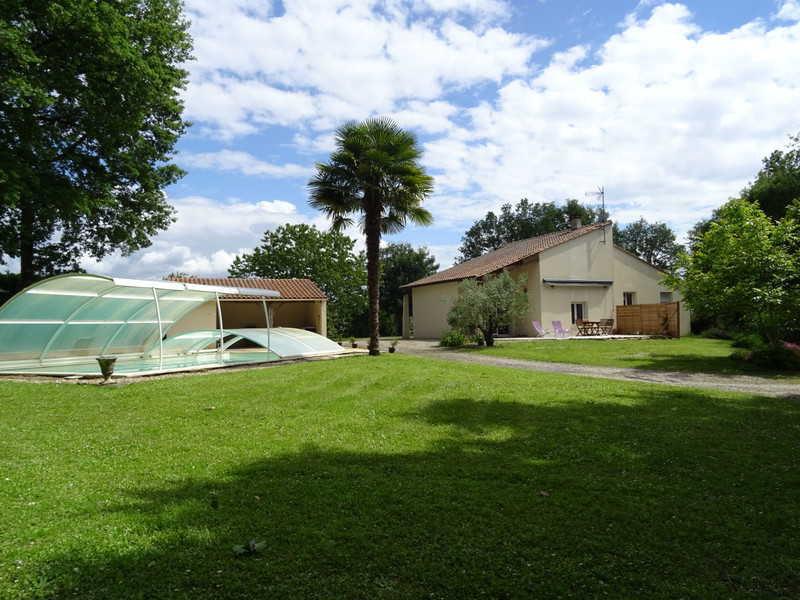 House for sale in Jauldes Charente 5 room house on a large land in