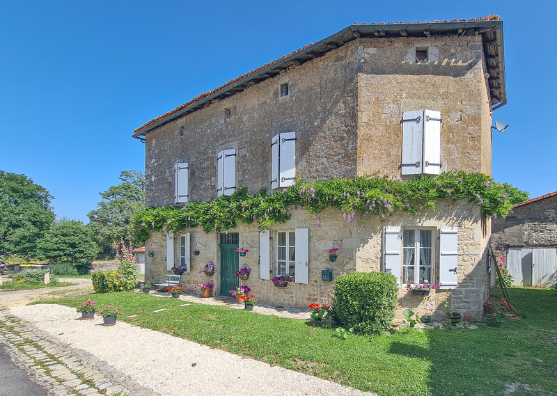 Maison à vendre à Benest, Charente - 158 000 € - photo 1