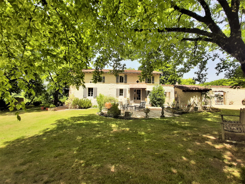 Maison à vendre à Bouteilles-Saint-Sébastien, Dordogne - 449 950 € - photo 1 Maison à vendre à Bouteilles-Saint-Sébastien, Dordogne - 449 950 € - photo 1