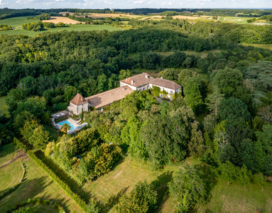 Sumptuous Manoir with wooded grounds of 13H, guest house, swimming pool, Yoga Studio and tennis court