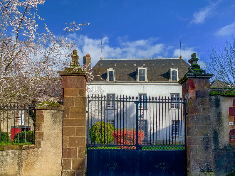 Chateau A Vendre En Centre Indre Chaillac Possibilite D Acheter Une Belle Demeure Du 17eme Superbe Chateau Restaure L Ensemble Sur 1 3 Hectare De Parc Clos Arbore Avec Des Belles Vues Surface De