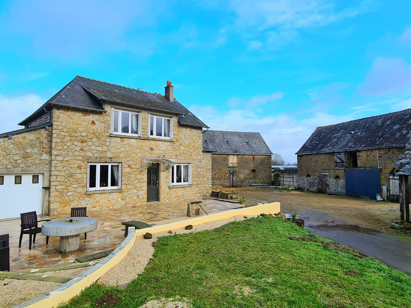 House for sale in Le Pas Mayenne Beautifully presented, spacious 4 bed country property with