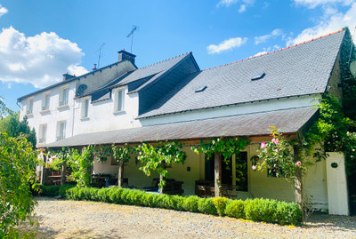 A spectacular 8 bedroom home on the popular Nantes-Brest canal, currently running as a successful B&B