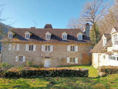 Beautiful 16th century manor house in Natura 2000 area. Dominant position, view of the Dordogne, outbuildings