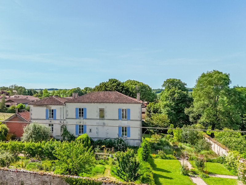 French property for sale in Bresdon, Charente-Maritime - €385,000 - photo 1