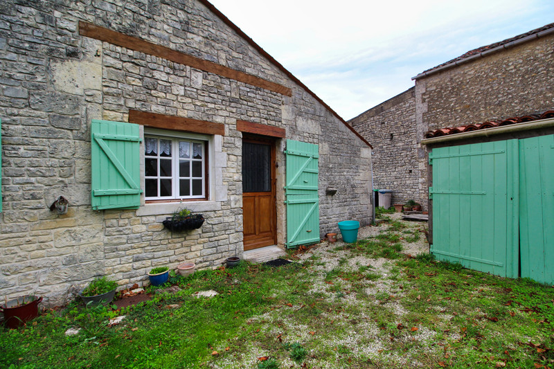 French property for sale in Saleignes, Charente-Maritime - &#8364;252,000 - photo 10