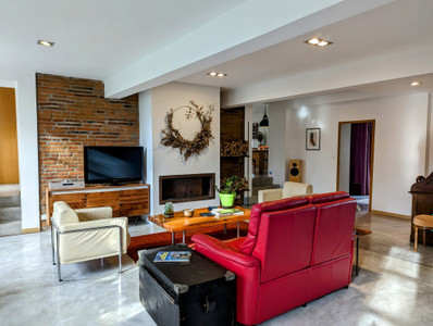 Luxury, architect designed, spacious 3 bedroom apartment in a Chateau in the suburbs of Toulouse 