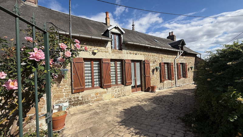 French property for sale in Lignières-Orgères, Mayenne - €132,000 - photo 0