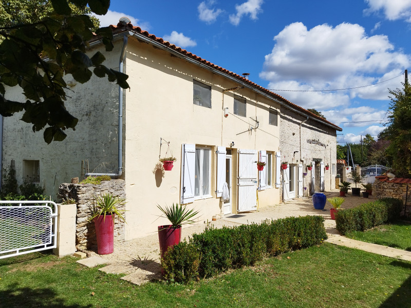 Maison à vendre à Saint-Saviol, Vienne - 299.000 € - photo 1