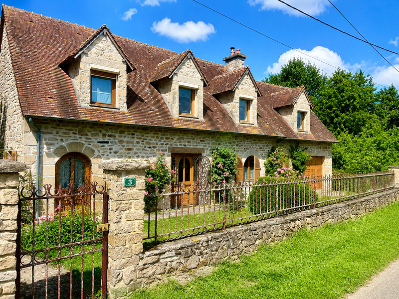 French property for sale in Saint-Agnant-de-Versillat, Creuse - €246,100 - photo 0