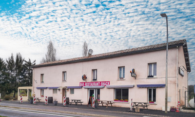 Commerce à vendre à Gardes-le-Pontaroux, Charente, Poitou-Charentes, avec Leggett Immobilier