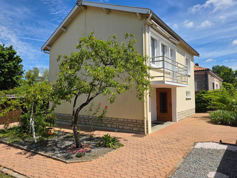 Propriété à vendre à Terres-de-Haute-Charente, Charente - 130 800 €