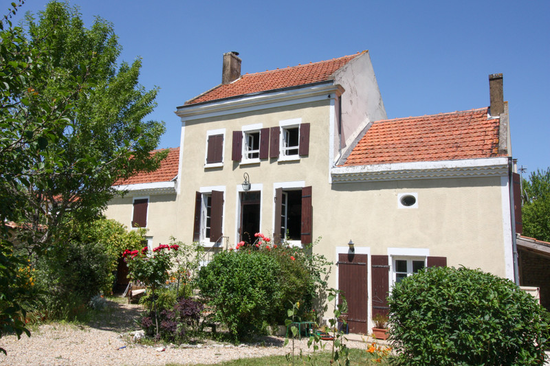Maison à vendre à Antezant-la-Chapelle, Charente-Maritime - 224 700 € - photo 1 Maison à vendre à Antezant-la-Chapelle, Charente-Maritime - 224 700 € - photo 1