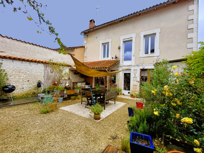 Maison à vendre à Aunac-sur-Charente, Charente, Poitou-Charentes, avec Leggett Immobilier