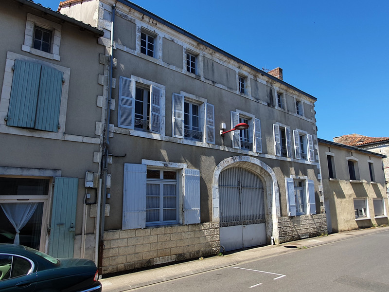 Maison à vendre à Sauzé-Vaussais, Deux-Sèvres - 199 999 € - photo 1