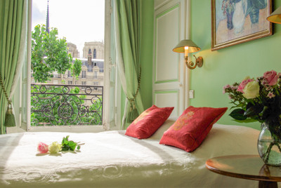 Paris 75004 - Ile Saint Louis - luxurious 1 bedroom 86 sqm. Prestigious address, luminous, calm and south oriented.  4th French floor with gardien and elevator of an haussmannian well maintained building, in the heart of the most exquisite district of Ile Saint Louis/Notre Dame.