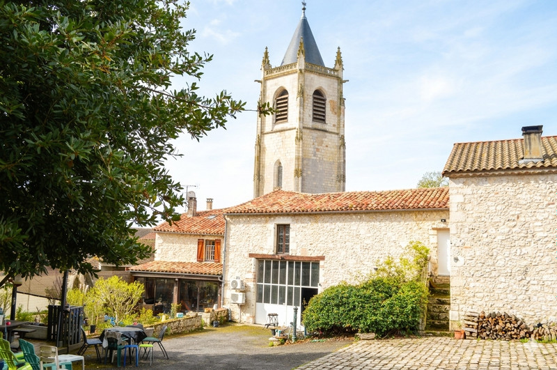 French property for sale in Hautefage-la-Tour, Lot-et-Garonne - €381,600 - photo 1