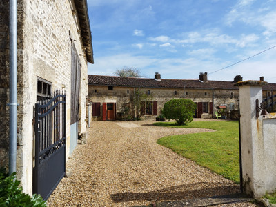 French property for sale in Alloinay, Deux-Sèvres - €170,000 - photo 11