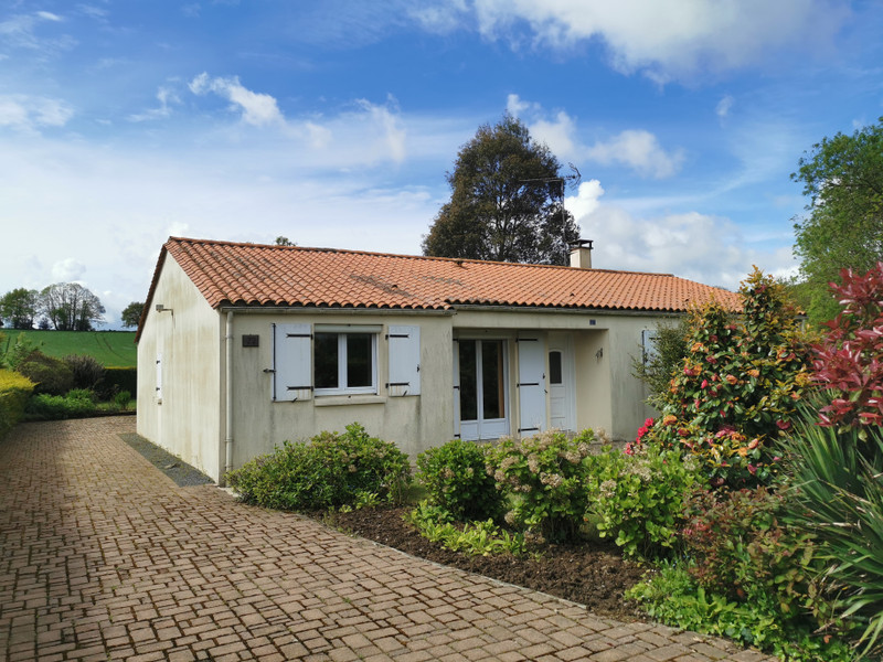 Vente Maison 86m² 4 Pièces à Saint-Pierre-du-Chemin (85120) - Leggett Immobilier