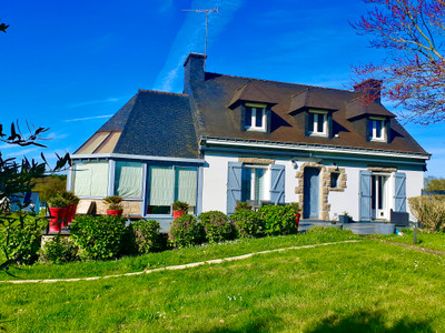 Stylish 3 Bed house & Ground floor apartment & 2 gîtes & pool. Active business just outside La Roche Bernard. 
