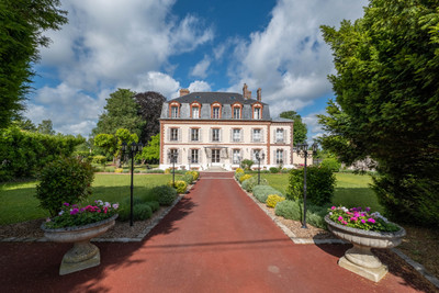 Manor house with outbuildings on 5 acres. Swimming pool, party pavilion, pond, 41' from Paris.