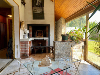 Stunning traditional maison de maitre close to the sea and amenities. 7 bedrooms. Heated indoor pool. 