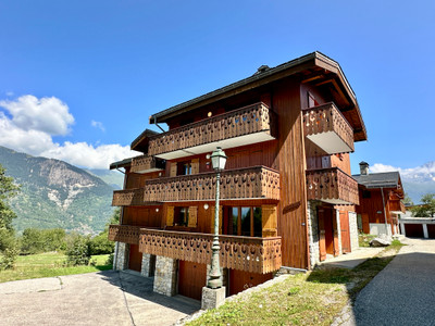 Quiet 2 bedroom apartment with great views and close to skilift, shops and restaurants in Le Praz, Courchevel
