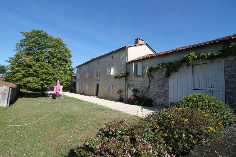 Maison à vendre à Val-de-Bonnieure, Charente - 349 000 € - photo 1