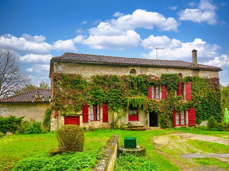Maison à vendre à Blanzaguet-Saint-Cybard, Charente - 329 000 € - photo 1