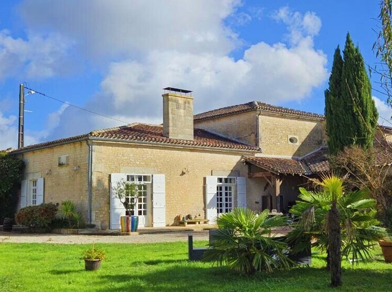 Maison à vendre à Julienne, Charente - 623 000 € - photo 1