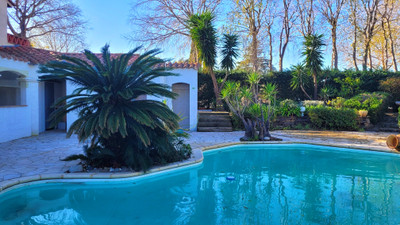 Recently RENOVATED VILLA with MEDITERRANEAN GARDENS, POOL and POOL HOUSE.  Short walk to commerces and 3km sea