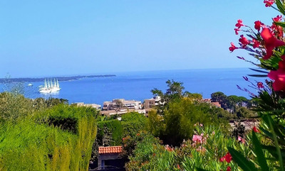 Cannes, Exceptional apartment with panoramic sea view in a secure residential complex with pool.