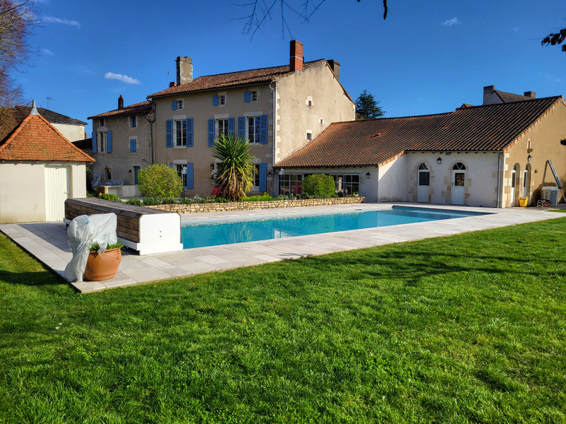 Maison à vendre à Saint-Savin, Vienne - 475.000 € - photo 1