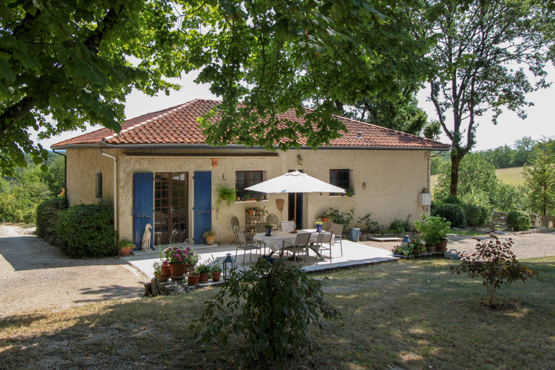 House in PorteduQuercy Lot Charming, 3 bedroom ground floor home with swimming pool, gite