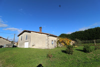 Propriété à vendre à Alloue, Charente - 40 000 € - photo n°1