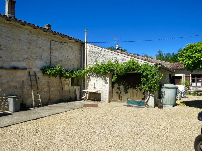 French property for sale in Écoyeux, Charente-Maritime - &#8364;397,999 - photo 10